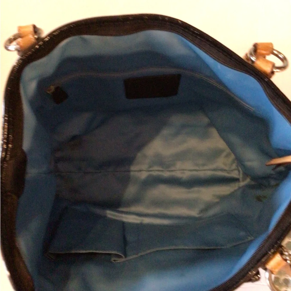 Elegant Black Patent Leather Tote Bag - Picture 4 of 4